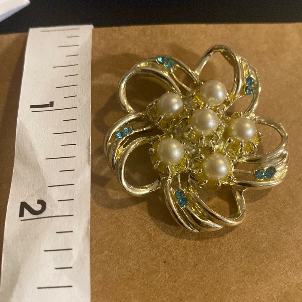 Vintage faux pearls with blue stones in white metal